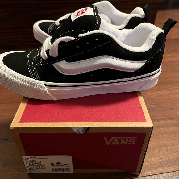 New with Box Vans New Skool, Women’s size 9 - Picture 2 of 2
